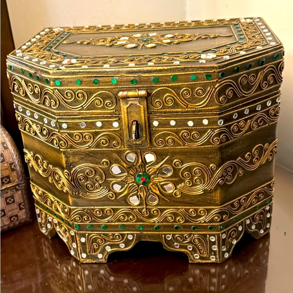 Beautiful hand made wooden jewelry/beauty box